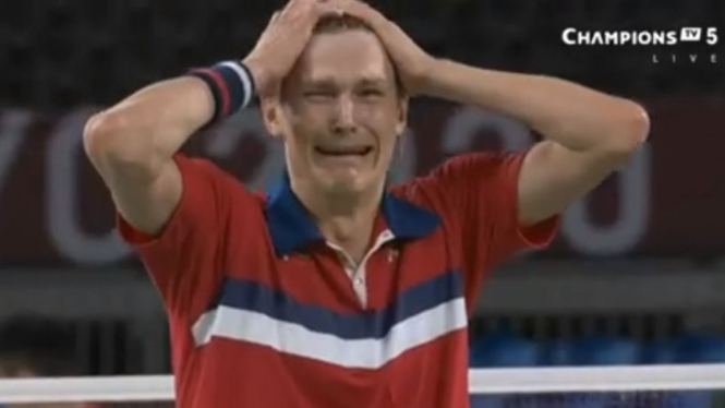 Viktor Axelsen menangis usai juarai Olimpiade Tokyo 2020