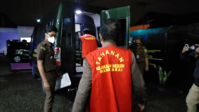Tersangka HN dan MA masuk mobil tahanan Kejaksaan Manggarai.
