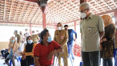 Gubernur Jateng Ganjar Pranowo mengecek pembagian BST di Desa Panunggalan.