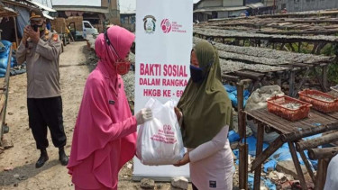 Bhayangkari Polres Pelabuhan Tanjung Priok membagikan bansos