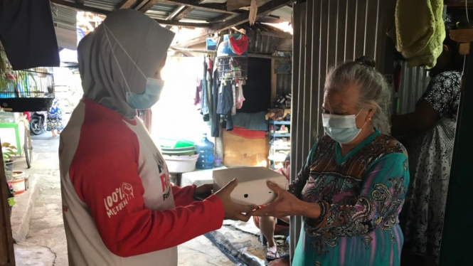 Bantuan makanan sehat untuk lansia.