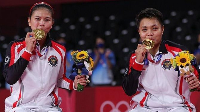Pose kemenangan Greysia Polii  dan Apriyani Rahayu pada kompetisi badminton ganda putri Olimpiade Tokyo 2020