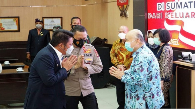 Prof Hardi Darmawan (batik biru) saat penyerahan simbolis bantuan Akidi Tio
