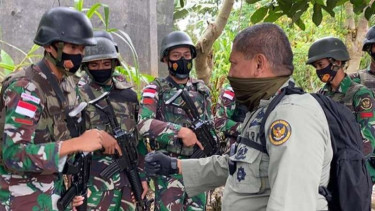 Kepala Polda Sulawesi Tengah Irjen Pol Abdul Rakhman Baso meninjau posko Satgas Operasi Madago Raya di Kecamatan Poso, Pesisir, Kabupaten Poso, Sulawesi Tengah, Sabtu, 3 Juli 2021.