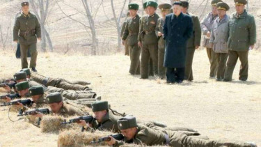 VIVA Militer: Pemimpin Korea Utara, Kim Jong-un, memantau latihan militer