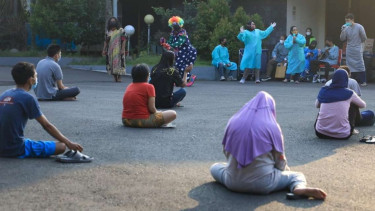 Warga isoman sedang berjemur di tempat isolasi Rumdin Wali Kota Semarang.