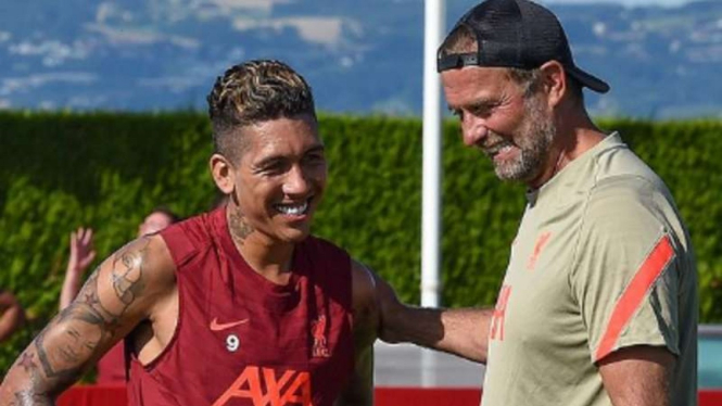 Bomber Liverpool Roberto Firmino dan manajer Juergen Klopp.