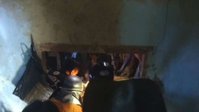 Tim SAR melakukan evakuasi terhadap seorang remaja korban longsor di Tarakan