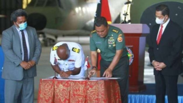 VIVA Militer: KaBais Letjen TNI Joni Supriyanto serahkan bantuan TNI ke PNG