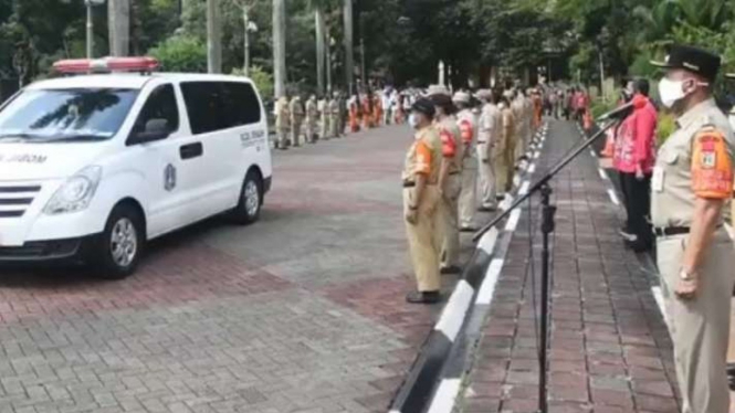 Wali Kota Jaktim M. Anwar memimpin upacara pelepasan jenazah Lurah Pondok Bambu.