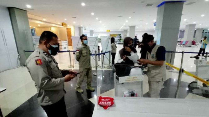 Satgas Penanganan COVID-19 Kota Sorong, Papua Barat, mengawasi dan memeriksa para calon penumpang pesawat udara di Bandara Domine Eduard Osok, Kamis, 5 Agustus 2021.