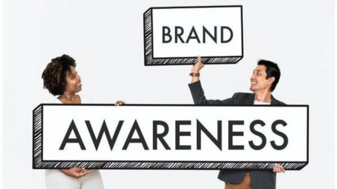 Ilustrasi membesarkan merek/produk atau brand.