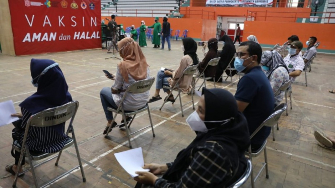 Pelaksanaan vaksinasi di GOR Satria Purwokerto, Jumat (6/8/21).