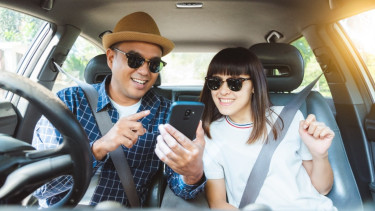 Ilustrasi kaum muda membeli mobil bekas.