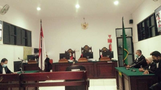 Dua terdakwa kasus penjualan lahan untuk pembangunan PLTMG 10 MW oleh PLN dinyatakan tidak terbukti bersalah atas dakwaan JPU sehingga dibebaskan dari segala tuntutan, dalam sidang di Pengadilan Negeri Ambon, Jumat, 6 Agustus 2021.