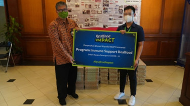 Penyerahan donasi dari Realfood kepada perwakilan RSUP Fatmawati