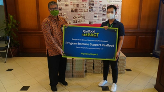 Penyerahan donasi dari Realfood kepada perwakilan RSUP Fatmawati
