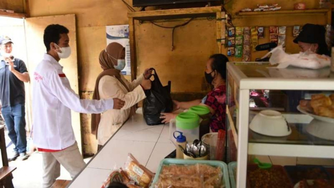 Mahasiswa membeli dagangan pedagang dan UMKM