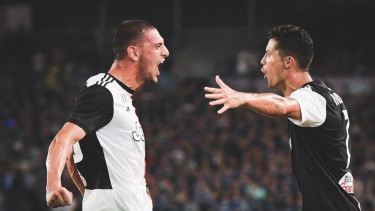 Merih Demiral (kiri) dipinjamkan Juventus ke Atalanta
