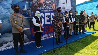 Panglima Komando Armada II TNI AL Laksda Iwan Isnurwanto saat meninjau kegiatan vaksinasi COVID-19 secara massal di Stadion Gajayana, Kota Malang, Jawa Timur, Sabtu, 7 Agustus 2021.