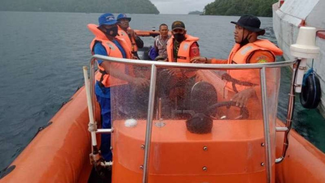 Tim SAR mencari longboat yang tenggelam di Perairan Laut Banda, Maluku Tengah.
