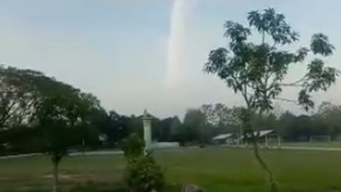 Viral Video Langit Terbelah di Pacitan (Facebook/Pacitan Network)