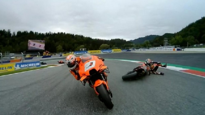 Kecelakaan MotoGP Styria 2021 yang melibatkan Dani Pedrosa dan Lorenzo Savadori.