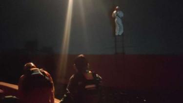 Tim SAR menjemput lima awak kapal warga negara Indonesia di kapal berbendera Luxembourg setelah kapal yang ditumpangi kelima orang itu kecelakaan di laut Jawa, Sabtu, 7 Agustus 2021.