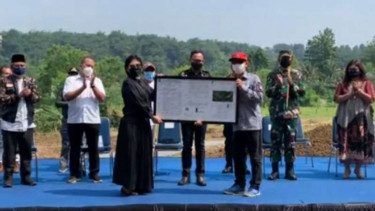 Perwakilan majelis jemaat GKI Pengadilan Bogor menerima dokumen IMB pendirian gedung gereja itu dari Wali Kota Bogor Bima Arya di Kecamatan Bogor Barat, Kota Bogor, Minggu, 8 Agustus 2021.