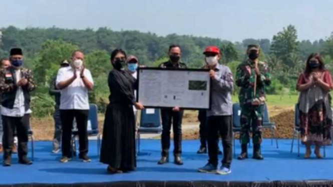 Perwakilan majelis jemaat GKI Pengadilan Bogor menerima dokumen IMB pendirian gedung gereja itu dari Wali Kota Bogor Bima Arya di Kecamatan Bogor Barat, Kota Bogor, Minggu, 8 Agustus 2021.