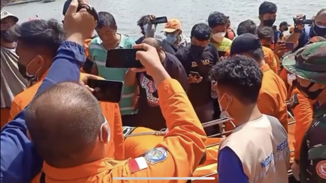 Korban tenggelam dievakuasi dari Danau Sunter, Senin, 9 Agustus 2021.