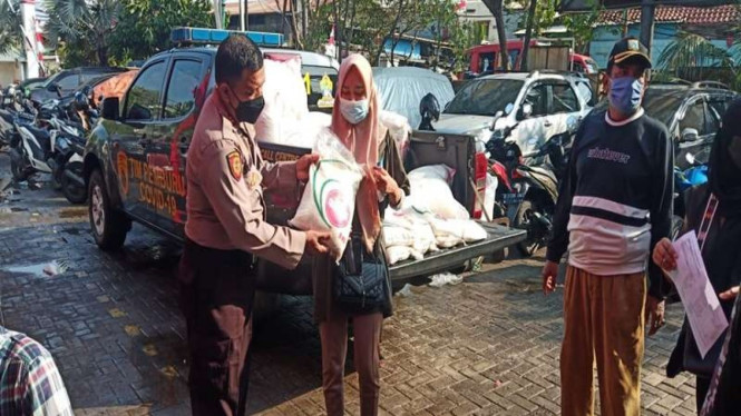 Pembagian beras dan sembako ke warga terdampak PPKM