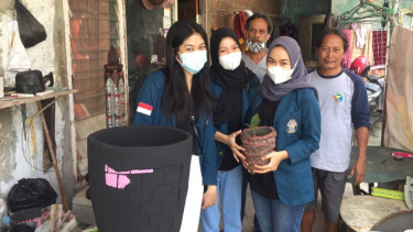 Mahasiswa Undip sedang mengunjungi lokasi KKN.