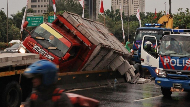 Truk bermuatan hebel terguling di Jalan Gatot Subroto, Jakarta