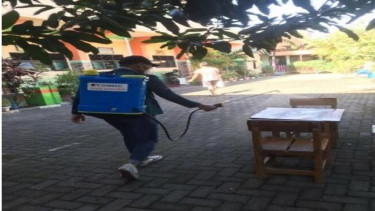 Melakukan Penyemprotan Disenfektan