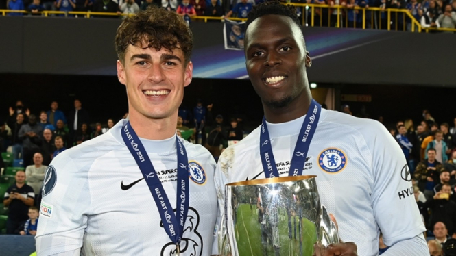 Dua kiper Chelsea, Kepa Arrizabalaga dan Edouard Mendy
