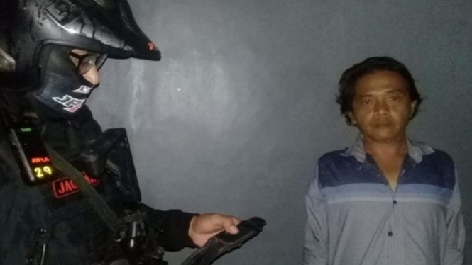 Preman kampung yang palak cafe Ucok Baba (kiri) diamankan polisi