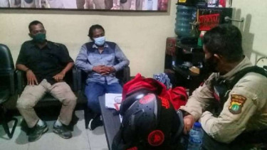 Preman kampung yang palak cafe Ucok Baba (kiri) diamankan polisi