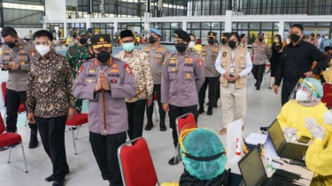 Kepala Polri Jenderal Polisi Listyo Sigit Prabowo mendatangi Sentra Vaksinasi Mahasiswa Indonesia (SVMI) di Universitas Indonesia, Depok, Jawa Barat, Kamis 12 Agustus 2021.