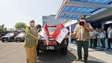 Kepala BNPB sekaligus Ketua Satgas Penanganan COVID-19 Letjen TNI Ganip Warsito bersama Rektor UIN Prof. Dr. Hj. Amany Burhanuddin Umar Lubis, Lc., M.A. melepas Gerakan Mobil Masker Untuk Masyarakat.