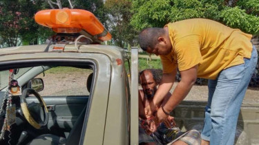 Petugas Satpol PP Kabupaten Mukomuko, Provinsi Bengkulu, mengamankan orang dengan gangguan jiwa.