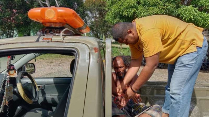 Petugas Satpol PP Kabupaten Mukomuko, Provinsi Bengkulu, mengamankan orang dengan gangguan jiwa.