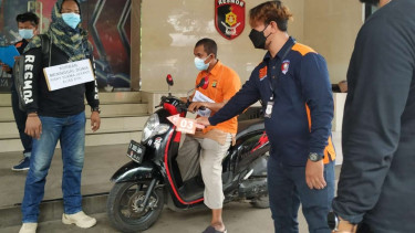 Pelaku saat melakukan reka ulang.
