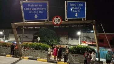 Tiang rambu pembatas tinggi kendaraan patah di underpass Senen.