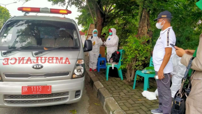 Proses evakusi WN Amerika yang terpapar COVID-19 di penyekatan Kota Medan.