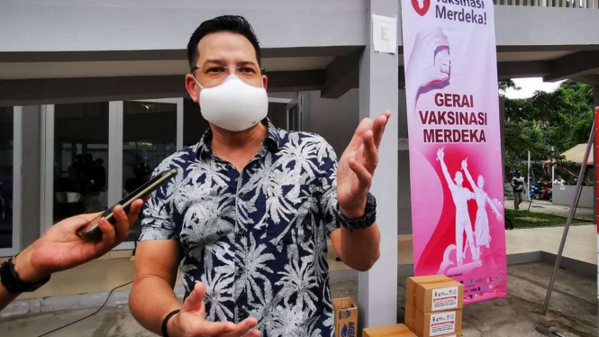 Aktor Ari Wibowo membantu menarik minat warga untuk divaksin.