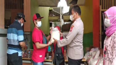 Pembagian beras ke warga yang telah mengikuti vaksinasi di Muara Angke