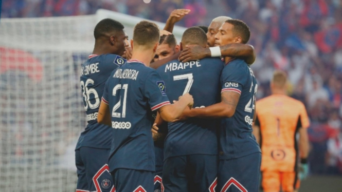 Para pemain PSG merayakan gol. 