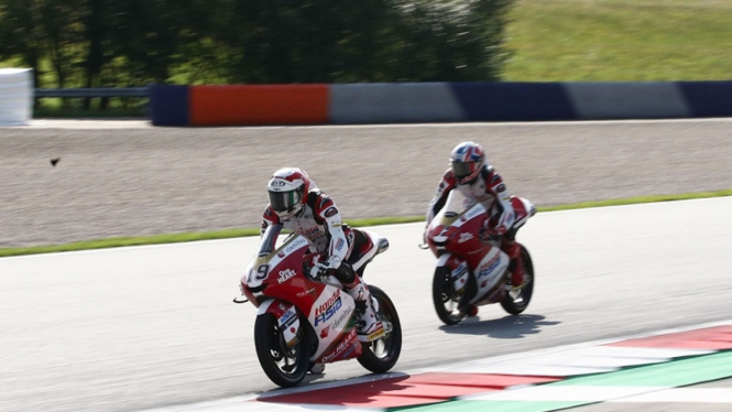 Pembalap Honda Team Asia, Andi Gilang (depan)