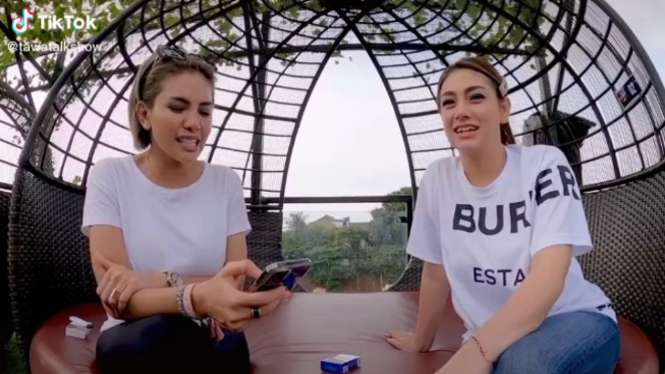 Nikita Miirzani dan Celine Evangelista  (YouTube/Crazy Nikmir REAL) 